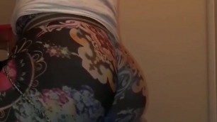 Shaking my big butt in tights